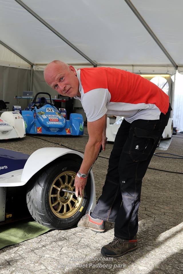 Brian Taulborg i gang med at klargøre sønnen Magnus Taulborgs racerbil